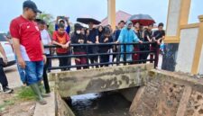 Iman Sutiawan dan Aweng Kurniawan saat melihat titik banjir di wilayah Tiban, Sabtu (16/5/2026). Foto:Ist