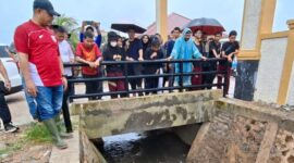 Iman Sutiawan dan Aweng Kurniawan saat melihat titik banjir di wilayah Tiban, Sabtu (16/5/2026). Foto:Ist