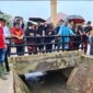 Iman Sutiawan dan Aweng Kurniawan saat melihat titik banjir di wilayah Tiban, Sabtu (16/5/2026). Foto:Ist