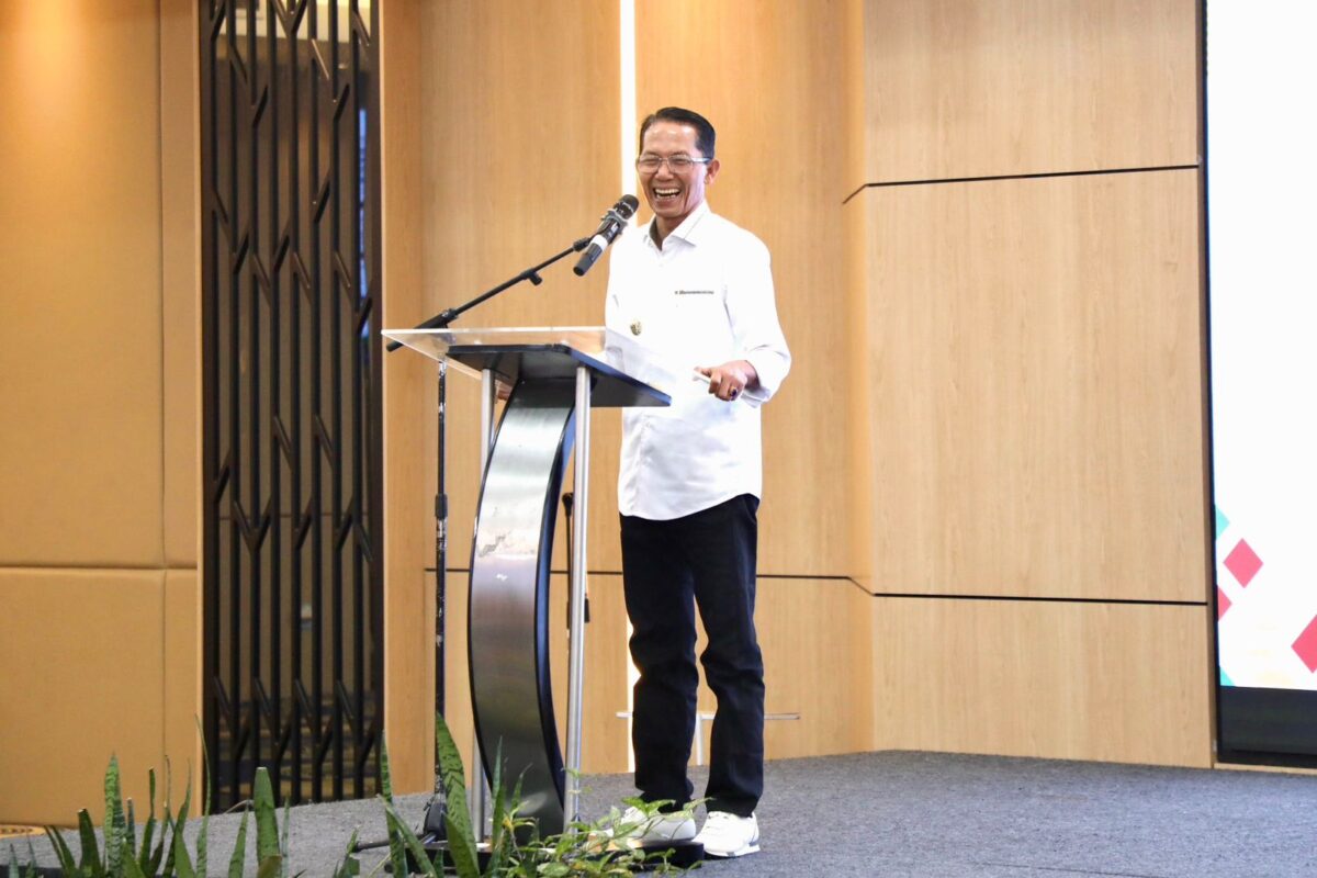 Wali Kota Batam Amsakar Achmad saat memberikan kata sambutan pada kegiatan penyampaian laporan akhir kajian optimalisasi tata kelola pengangkutan sampah di Grand Ballroom AP Premiere, Jodoh, Batuampar, Senin (18/5/2026). Matapedia6.com/Diskominfo