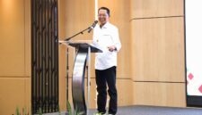 Wali Kota Batam Amsakar Achmad saat memberikan kata sambutan pada kegiatan penyampaian laporan akhir kajian optimalisasi tata kelola pengangkutan sampah di Grand Ballroom AP Premiere, Jodoh, Batuampar, Senin (18/5/2026). Matapedia6.com/Diskominfo