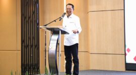 Wali Kota Batam Amsakar Achmad saat memberikan kata sambutan pada kegiatan penyampaian laporan akhir kajian optimalisasi tata kelola pengangkutan sampah di Grand Ballroom AP Premiere, Jodoh, Batuampar, Senin (18/5/2026). Matapedia6.com/Diskominfo