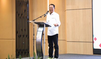 Wali Kota Batam Amsakar Achmad saat memberikan kata sambutan pada kegiatan penyampaian laporan akhir kajian optimalisasi tata kelola pengangkutan sampah di Grand Ballroom AP Premiere, Jodoh, Batuampar, Senin (18/5/2026). Matapedia6.com/Diskominfo