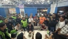 Mediasi antara driver ojek online dan oknum debt collector, Senin (18/5/2026). Foto:Dok. Polsek Batu Aji.