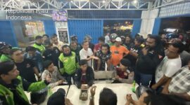 Mediasi antara driver ojek online dan oknum debt collector, Senin (18/5/2026). Foto:Dok. Polsek Batu Aji. 