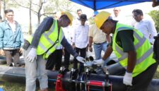 Kepala BP Batam, Amsakar Achmad turun langsung meninjau pekerjaan pemasangan penguatan jaringan pipa distribusi air minum untuk masyarakat Batam, Selasa (19/5/2026). Foto:Humas BP Batam