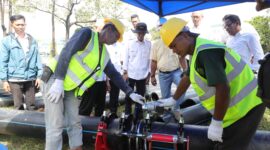 Kepala BP Batam, Amsakar Achmad turun langsung meninjau pekerjaan pemasangan penguatan jaringan pipa distribusi air minum untuk masyarakat Batam, Selasa (19/5/2026). Foto:Humas BP Batam