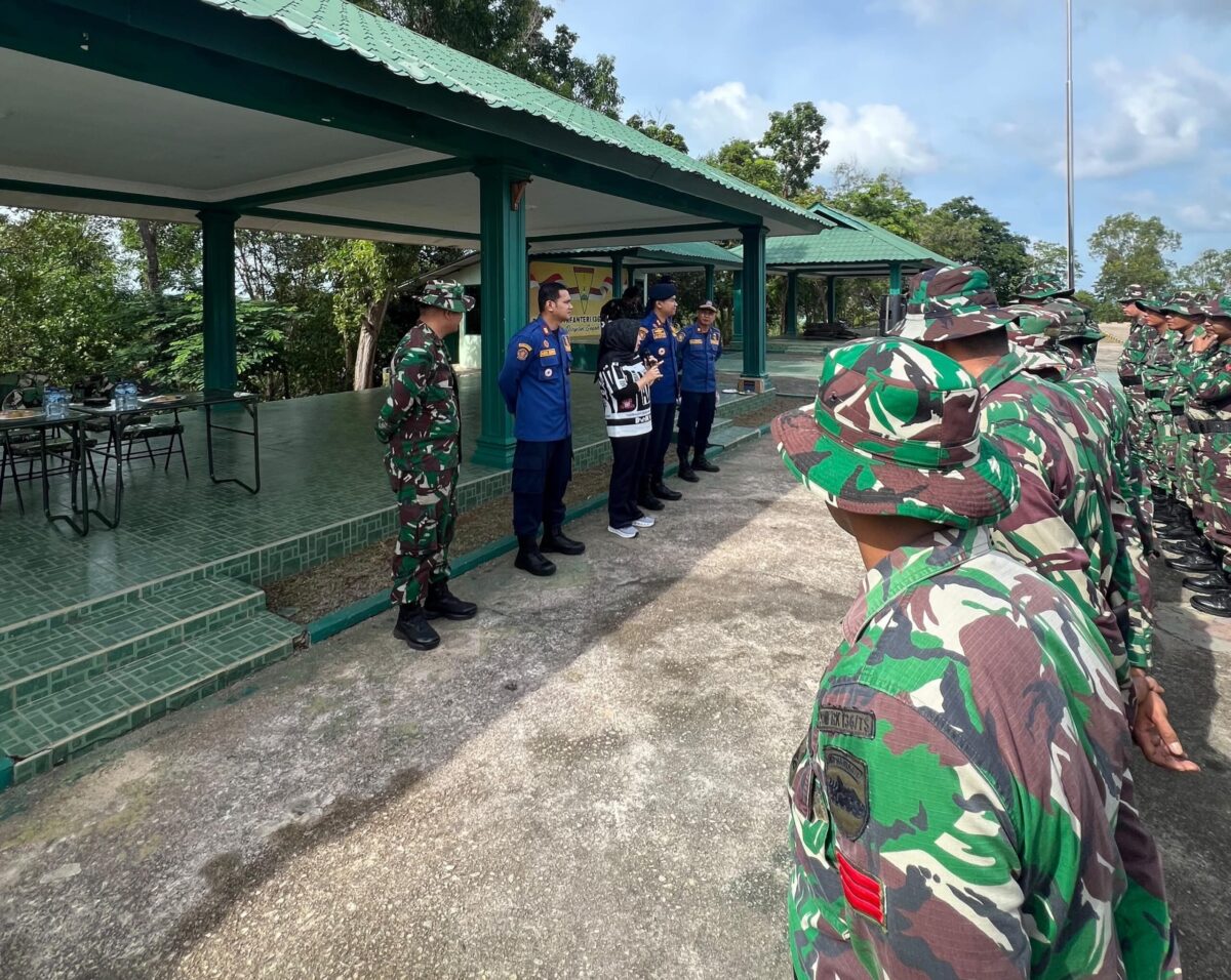 Kepala Dinas Pemadam Kebakaran dan Penyelamatan Kota Batam, Hendriana Gustini, turun langsung memimpin pelatihan didampingi Kepala Bidang Pencegahan Muhammad Hafiz pada Jumat (22/5/2026). Foto:Dok. Hafiz untuk matapedia