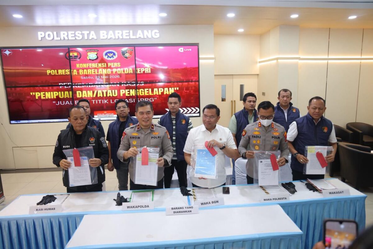 Wakapolda Kepri Brigjen Pol Anom Wibowo dan Wakil Kepala BGN serta Waka Polresta Barelang saat menunjukkan barang bukti dugaan penipuan MBG kepada wartawan, Sabtu (23/5/2026). Foto:Dok. Humas Polresta Barelang