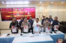 Wakapolda Kepri Brigjen Pol Anom Wibowo dan Wakil Kepala BGN serta Waka Polresta Barelang saat menunjukkan barang bukti dugaan penipuan MBG kepada wartawan, Sabtu (23/5/2026). Foto:Dok. Humas Polresta Barelang