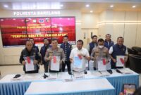 Wakapolda Kepri Brigjen Pol Anom Wibowo dan Wakil Kepala BGN serta Waka Polresta Barelang saat menunjukkan barang bukti dugaan penipuan MBG kepada wartawan, Sabtu (23/5/2026). Foto:Dok. Humas Polresta Barelang
