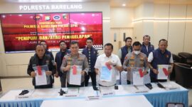 Wakapolda Kepri Brigjen Pol Anom Wibowo dan Wakil Kepala BGN serta Waka Polresta Barelang saat menunjukkan barang bukti dugaan penipuan MBG kepada wartawan, Sabtu (23/5/2026). Foto:Dok. Humas Polresta Barelang