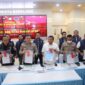 Wakapolda Kepri Brigjen Pol Anom Wibowo dan Wakil Kepala BGN serta Waka Polresta Barelang saat menunjukkan barang bukti dugaan penipuan MBG kepada wartawan, Sabtu (23/5/2026). Foto:Dok. Humas Polresta Barelang