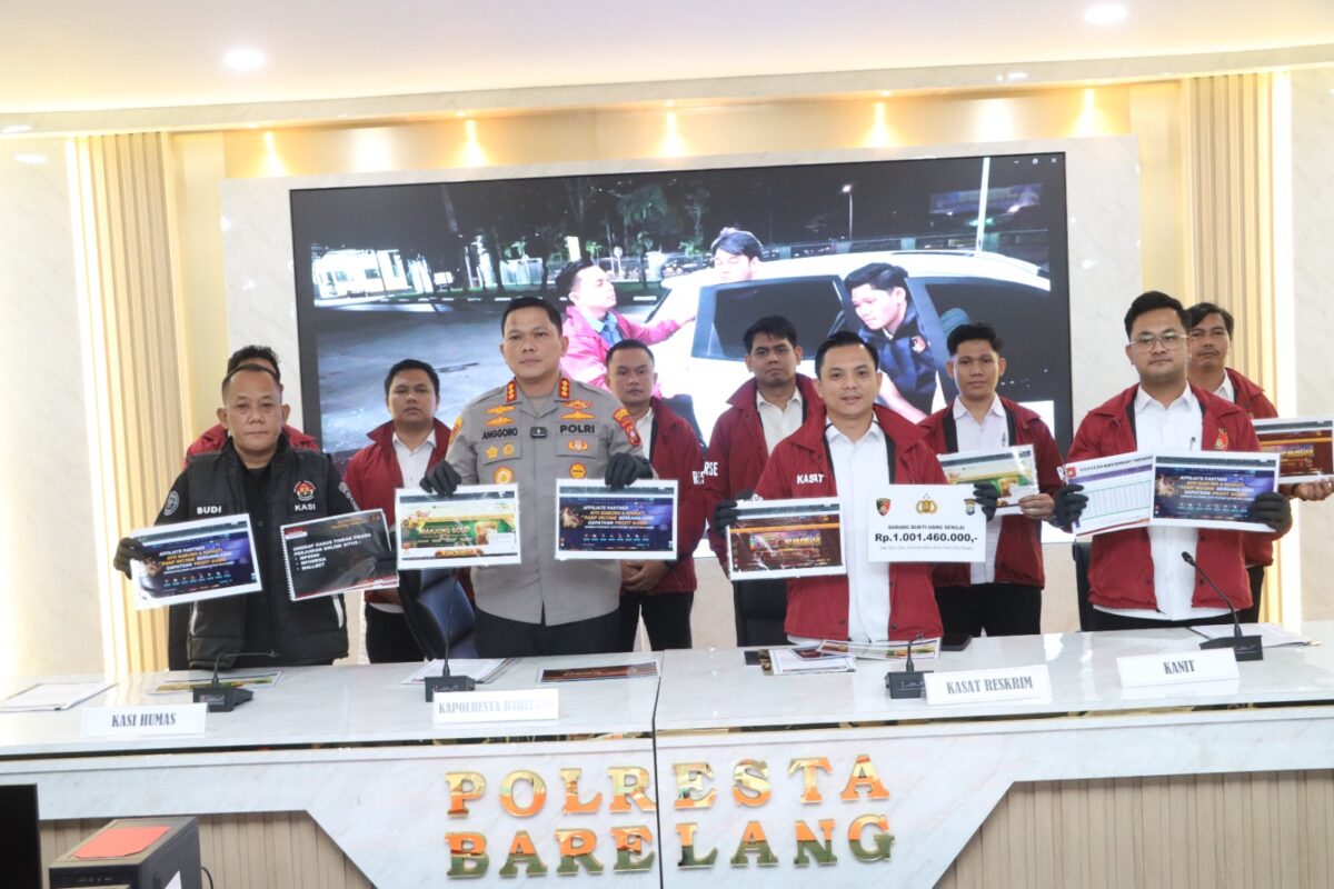 Kapolresta Barelang Kombes Pol Anggoro Wicaksono saat menunjukkan barang bukti judi online di Perumahan Sukajadi Batam dalam jumpa pers, Senin (25/5/2026). Foto:Istimewa