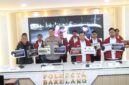 Kapolresta Barelang Kombes Pol Anggoro Wicaksono saat menunjukkan barang bukti judi online di Perumahan Sukajadi Batam dalam jumpa pers, Senin (25/5/2026). Foto:Istimewa