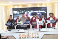 Kapolresta Barelang Kombes Pol Anggoro Wicaksono saat menunjukkan barang bukti judi online di Perumahan Sukajadi Batam dalam jumpa pers, Senin (25/5/2026). Foto:Istimewa