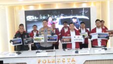 Kapolresta Barelang Kombes Pol Anggoro Wicaksono saat menunjukkan barang bukti judi online di Perumahan Sukajadi Batam dalam jumpa pers, Senin (25/5/2026). Foto:Istimewa