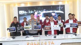 Kapolresta Barelang Kombes Pol Anggoro Wicaksono saat menunjukkan barang bukti judi online di Perumahan Sukajadi Batam dalam jumpa pers, Senin (25/5/2026). Foto:Istimewa