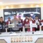 Kapolresta Barelang Kombes Pol Anggoro Wicaksono saat menunjukkan barang bukti judi online di Perumahan Sukajadi Batam dalam jumpa pers, Senin (25/5/2026). Foto:Istimewa