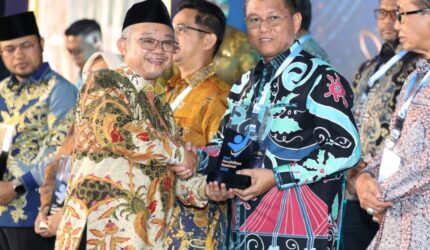 Sekretaris daerah kota Batam Firmansyah saat menerima penghargaan dari Kemendikbud di Jakarta, Senin (25/5/2026). Matapedia6.com/Diskominfo