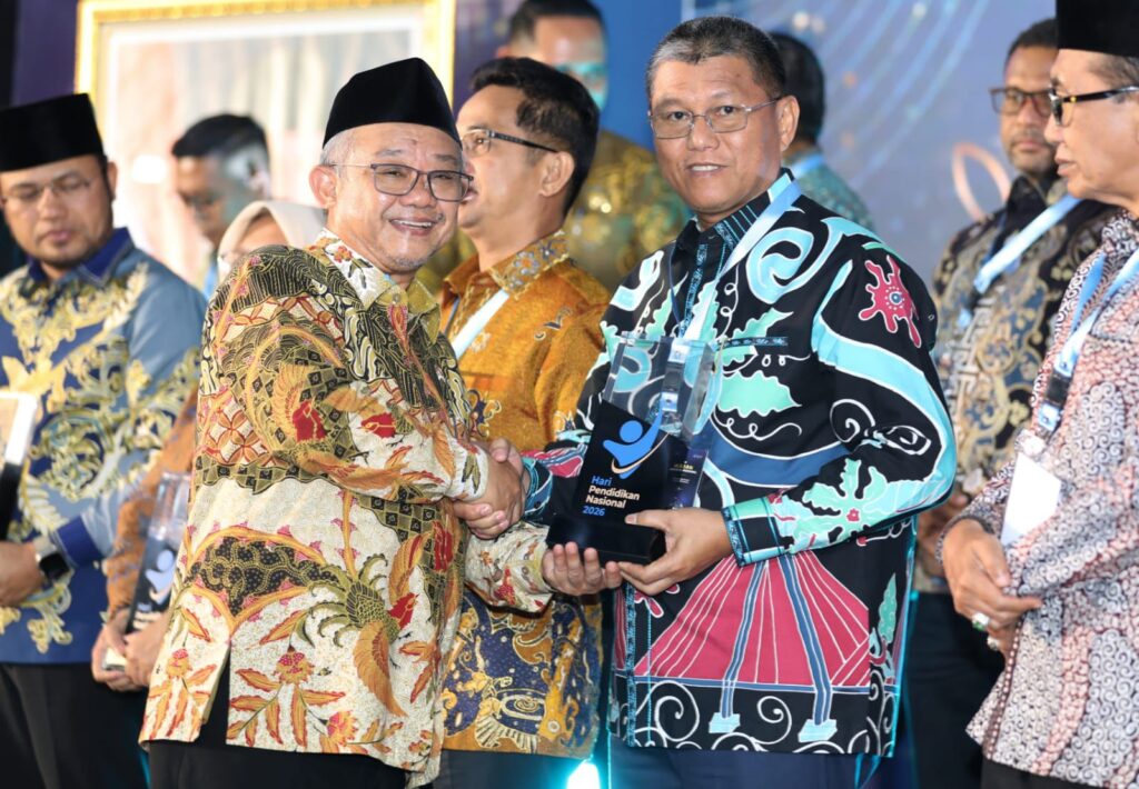 Sekretaris daerah kota Batam Firmansyah saat menerima penghargaan dari Kemendikbud di Jakarta, Senin (25/5/2026). Matapedia6.com/Diskominfo