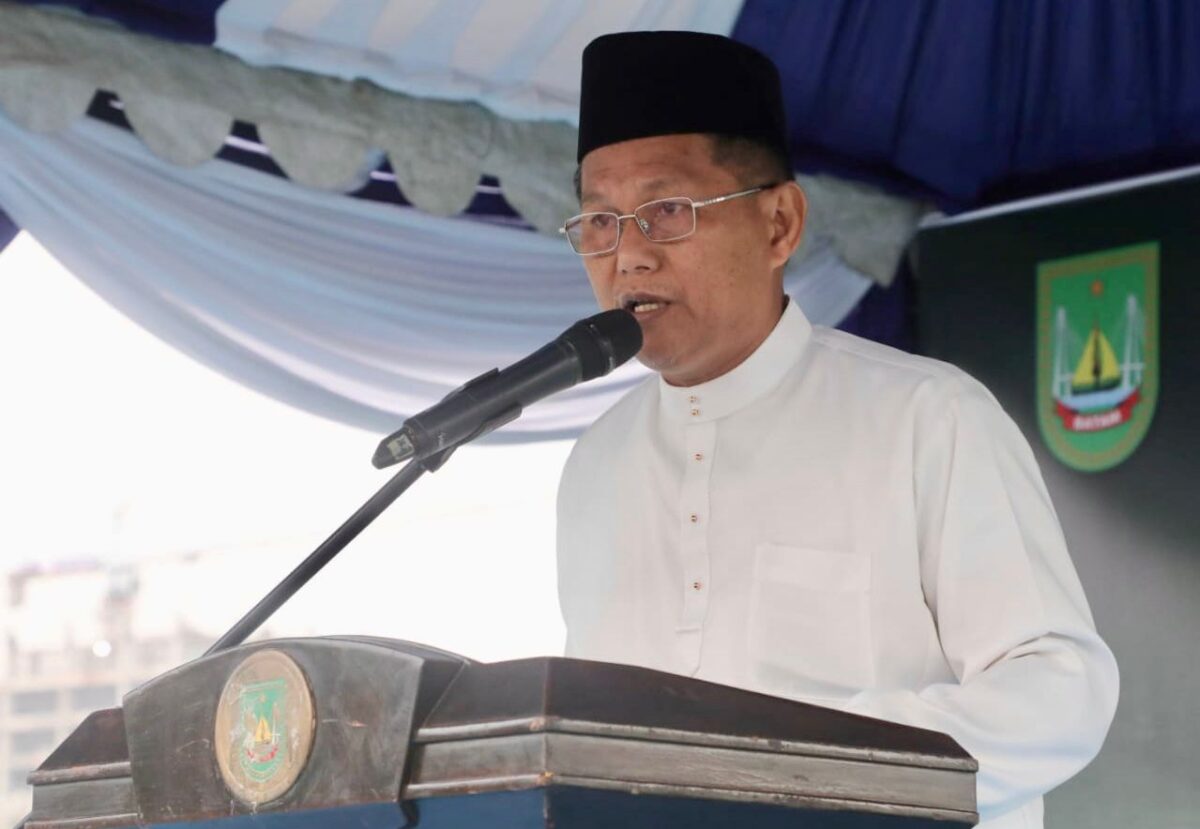 Sekretaris Daerah Kota Batam Firmansyah saatemberikan kata Sambutan usai pelaksanaan salat idul Adha di dataran engku Putri Batam Centre, Rabu (27/5/2026).
Matapedia6.com/Diskominfo