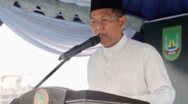 Sekretaris Daerah Kota Batam Firmansyah saatemberikan kata Sambutan usai pelaksanaan salat idul Adha di dataran engku Putri Batam Centre, Rabu (27/5/2026).
Matapedia6.com/Diskominfo