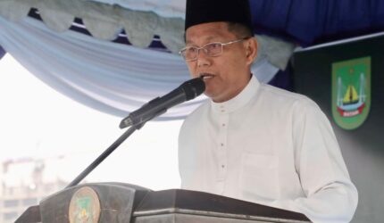 Sekretaris Daerah Kota Batam Firmansyah saatemberikan kata Sambutan usai pelaksanaan salat idul Adha di dataran engku Putri Batam Centre, Rabu (27/5/2026). Matapedia6.com/Diskominfo
