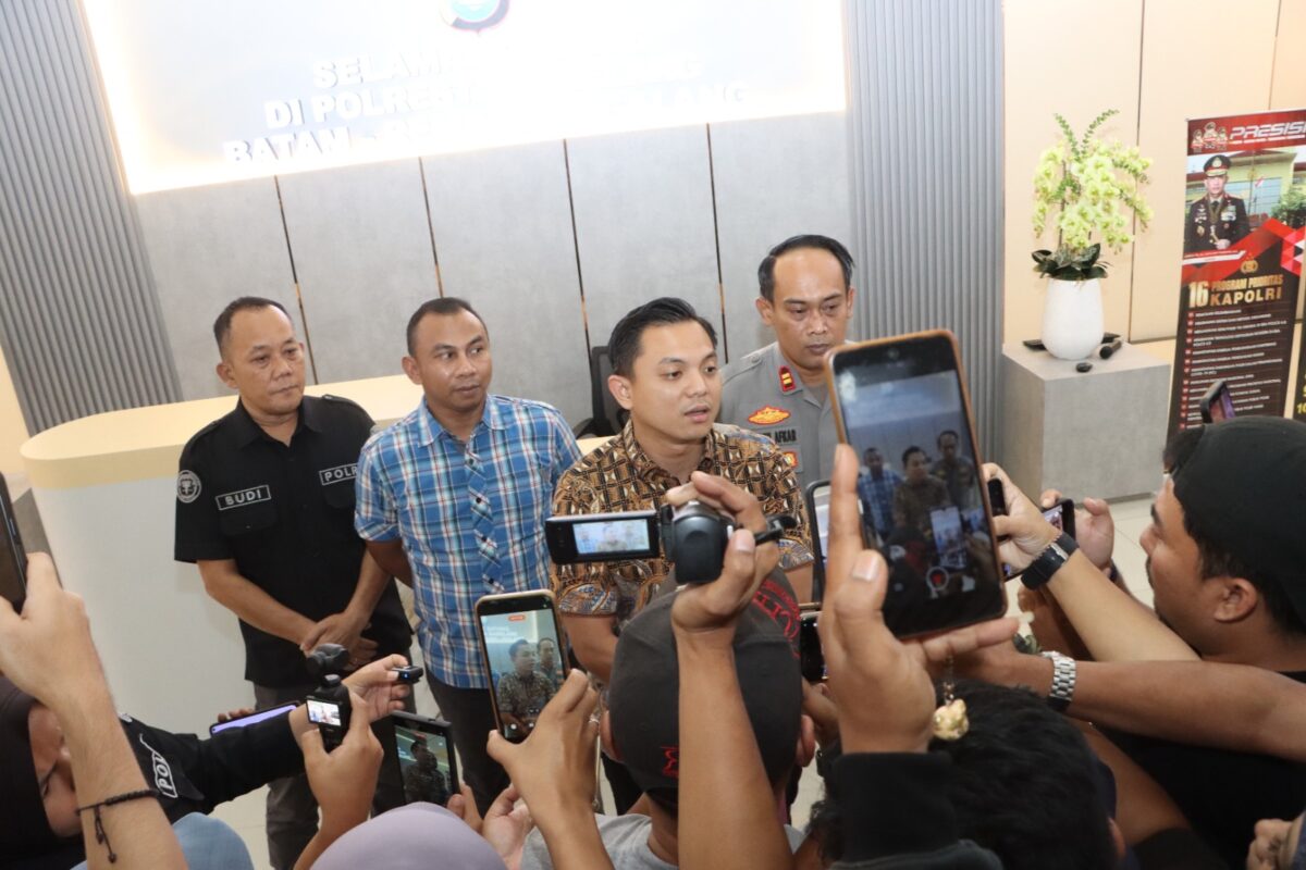 Kasat Reskrim Polresta Barelang Kompol Debby didampingi Kapolsek Sagulung Iptu Husnul Afkar, Kasi Humas Polresta Barelang AKP Budi Santosa serta Kanit Reskrim Polsek Sagulung Iptu Anwar Aris saat doorstop di Lobby Polresta Barelang, Jumat (29/5/2026). Foto:Ist