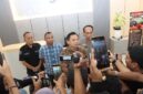 Kasat Reskrim Polresta Barelang Kompol Debby didampingi Kapolsek Sagulung Iptu Husnul Afkar, Kasi Humas Polresta Barelang AKP Budi Santosa serta Kanit Reskrim Polsek Sagulung Iptu Anwar Aris saat doorstop di Lobby Polresta Barelang, Jumat (29/5/2026). Foto:Ist