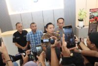 Kasat Reskrim Polresta Barelang Kompol Debby didampingi Kapolsek Sagulung Iptu Husnul Afkar, Kasi Humas Polresta Barelang AKP Budi Santosa serta Kanit Reskrim Polsek Sagulung Iptu Anwar Aris saat doorstop di Lobby Polresta Barelang, Jumat (29/5/2026). Foto:Ist