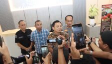 Kasat Reskrim Polresta Barelang Kompol Debby didampingi Kapolsek Sagulung Iptu Husnul Afkar, Kasi Humas Polresta Barelang AKP Budi Santosa serta Kanit Reskrim Polsek Sagulung Iptu Anwar Aris saat doorstop di Lobby Polresta Barelang, Jumat (29/5/2026). Foto:Ist