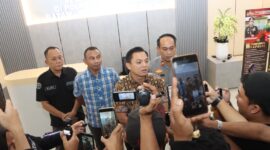 Kasat Reskrim Polresta Barelang Kompol Debby didampingi Kapolsek Sagulung Iptu Husnul Afkar, Kasi Humas Polresta Barelang AKP Budi Santosa serta Kanit Reskrim Polsek Sagulung Iptu Anwar Aris saat doorstop di Lobby Polresta Barelang, Jumat (29/5/2026). Foto:Ist