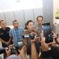 Kasat Reskrim Polresta Barelang Kompol Debby didampingi Kapolsek Sagulung Iptu Husnul Afkar, Kasi Humas Polresta Barelang AKP Budi Santosa serta Kanit Reskrim Polsek Sagulung Iptu Anwar Aris saat doorstop di Lobby Polresta Barelang, Jumat (29/5/2026). Foto:Ist