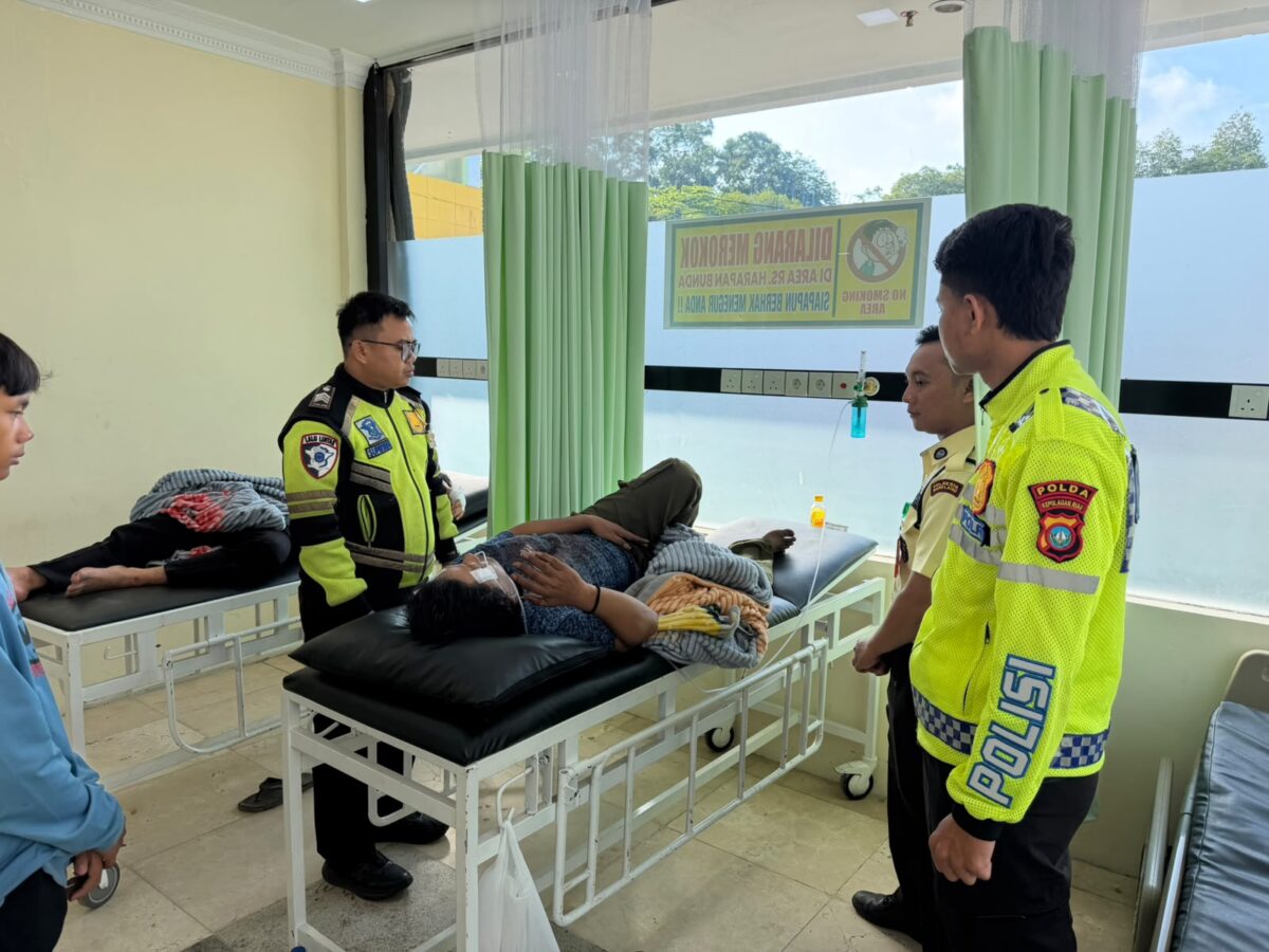 Anggota Satlantas Polresta Barelang saat evakuasi korban laka lantas di Bengkong pada Minggu (31/5/2026). Foto:Humas Polresta Barelang