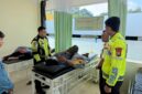 Anggota Satlantas Polresta Barelang saat evakuasi korban laka lantas di Bengkong pada Minggu (31/5/2026). Foto:Humas Polresta Barelang