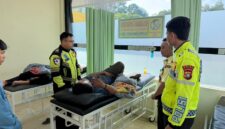 Anggota Satlantas Polresta Barelang saat evakuasi korban laka lantas di Bengkong pada Minggu (31/5/2026). Foto:Humas Polresta Barelang