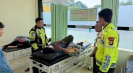 Anggota Satlantas Polresta Barelang saat evakuasi korban laka lantas di Bengkong pada Minggu (31/5/2026). Foto:Humas Polresta Barelang