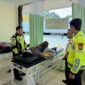 Anggota Satlantas Polresta Barelang saat evakuasi korban laka lantas di Bengkong pada Minggu (31/5/2026). Foto:Humas Polresta Barelang