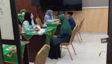 Para calon siswa saat mengikuti tes ujian akademik di MTsN 1 Batam, Jumat (1/5/2026). Foto:Rega/matapedia