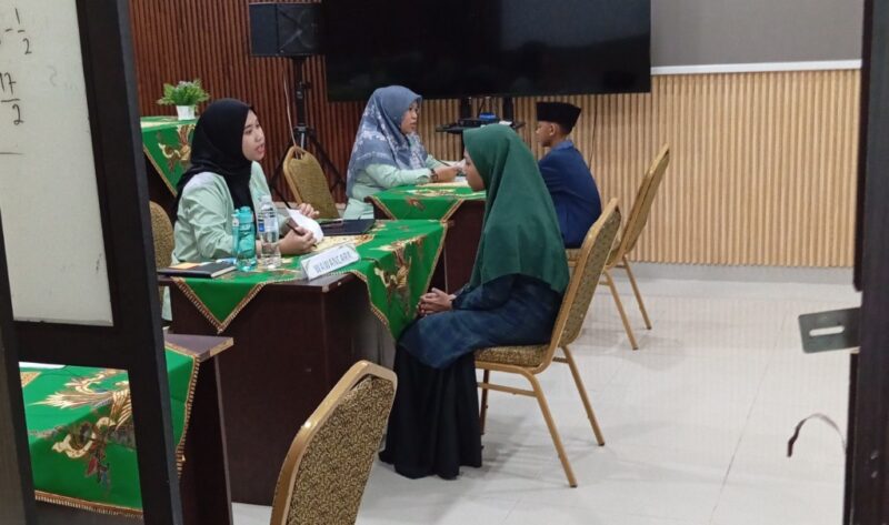 Para calon siswa saat mengikuti tes ujian akademik di MTsN 1 Batam, Jumat (1/5/2026). Foto:Rega/matapedia