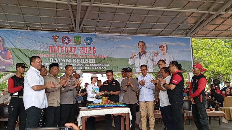 Ketua SPSI Kepri Saiful bersama pemerintah di acara May day, Jumat (1/5/2026). Foto:Rega/matapedia