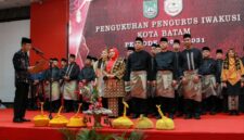 Amsakar Kukuhkan Pengurus IWAKUSI Batam. Foto:Diskominfo
