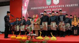 Amsakar Kukuhkan Pengurus IWAKUSI Batam. Foto:Diskominfo