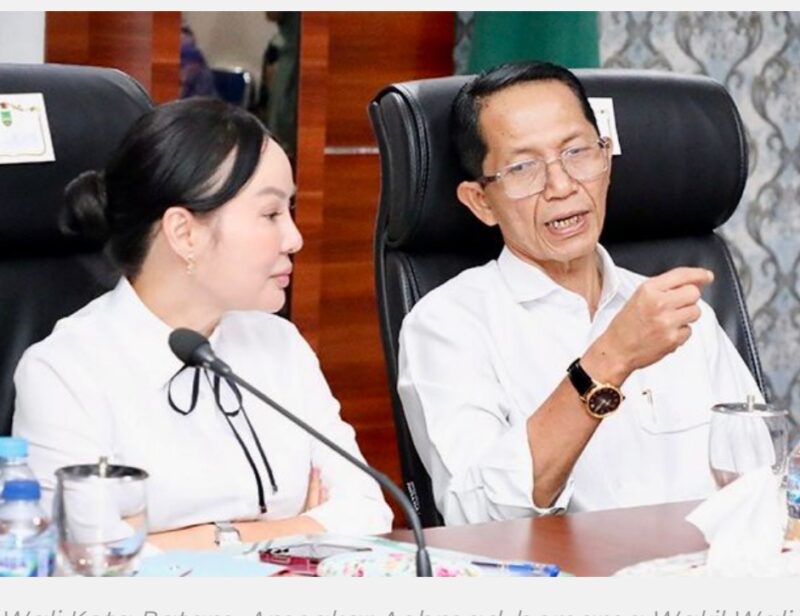 Wali kota Batam Amsakar Achmad bersama Li Claudia Chandra. Foto:Diskominfo Batam