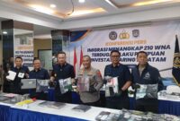 Imigrasi Batam ungkap ratusan warga negara asing terlibat penipuan di Batam dan barang bukti dilihatkan ke awak media dalam jumpa pers, Jumat (8/5/2026). Foto:Rega/matapedia