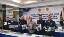 Imigrasi Batam ungkap ratusan warga negara asing terlibat penipuan di Batam dan barang bukti dilihatkan ke awak media dalam jumpa pers, Jumat (8/5/2026). Foto:Rega/matapedia