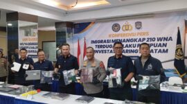 Imigrasi Batam ungkap ratusan warga negara asing terlibat penipuan di Batam dan barang bukti dilihatkan ke awak media dalam jumpa pers, Jumat (8/5/2026). Foto:Rega/matapedia