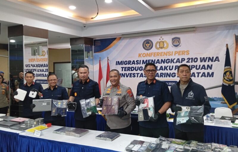 Imigrasi Batam ungkap ratusan warga negara asing terlibat penipuan di Batam dan barang bukti dilihatkan ke awak media dalam jumpa pers, Jumat (8/5/2026). Foto:Rega/matapedia