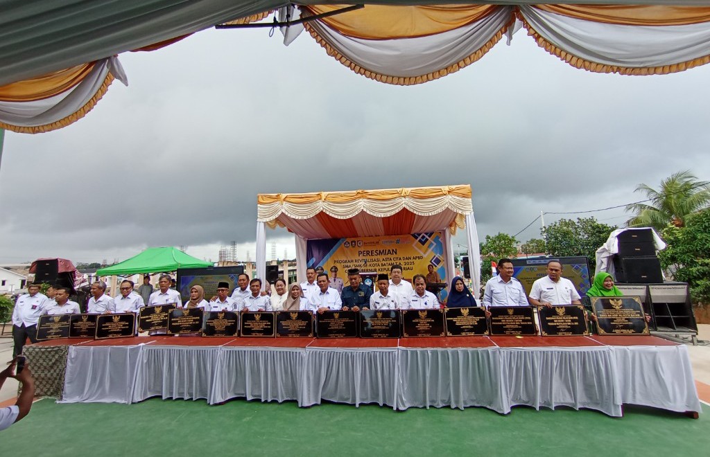 Gubernur Kepri Ansar Ahmad bersama kepala sekolah direvitalisasi di SMKN 11 Batam, Rabu (13/5/2026). Foto:Rega/matapedia